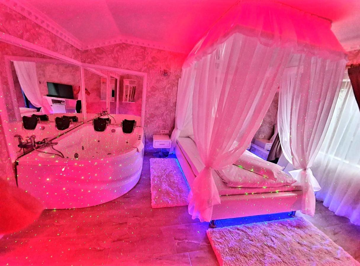 Anadi Hotel Boutique Only Adult Braşov Exterior foto